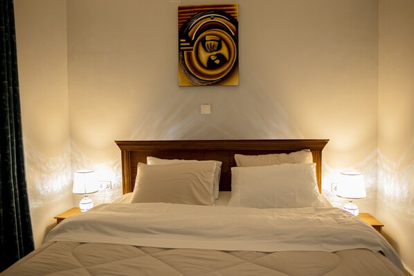 4 bedrooms, iron/ironing board, WiFi, bed sheets