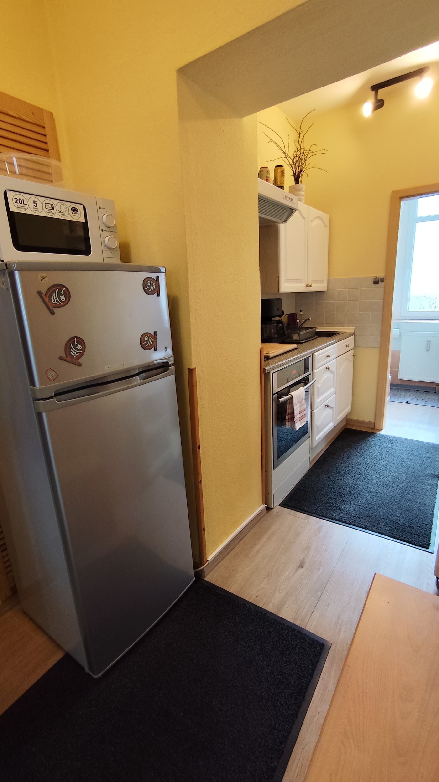 Kühlschrank, Mikrowelle, Herdplatte, Wasserkocher mit Kaffee-/Teezubehör