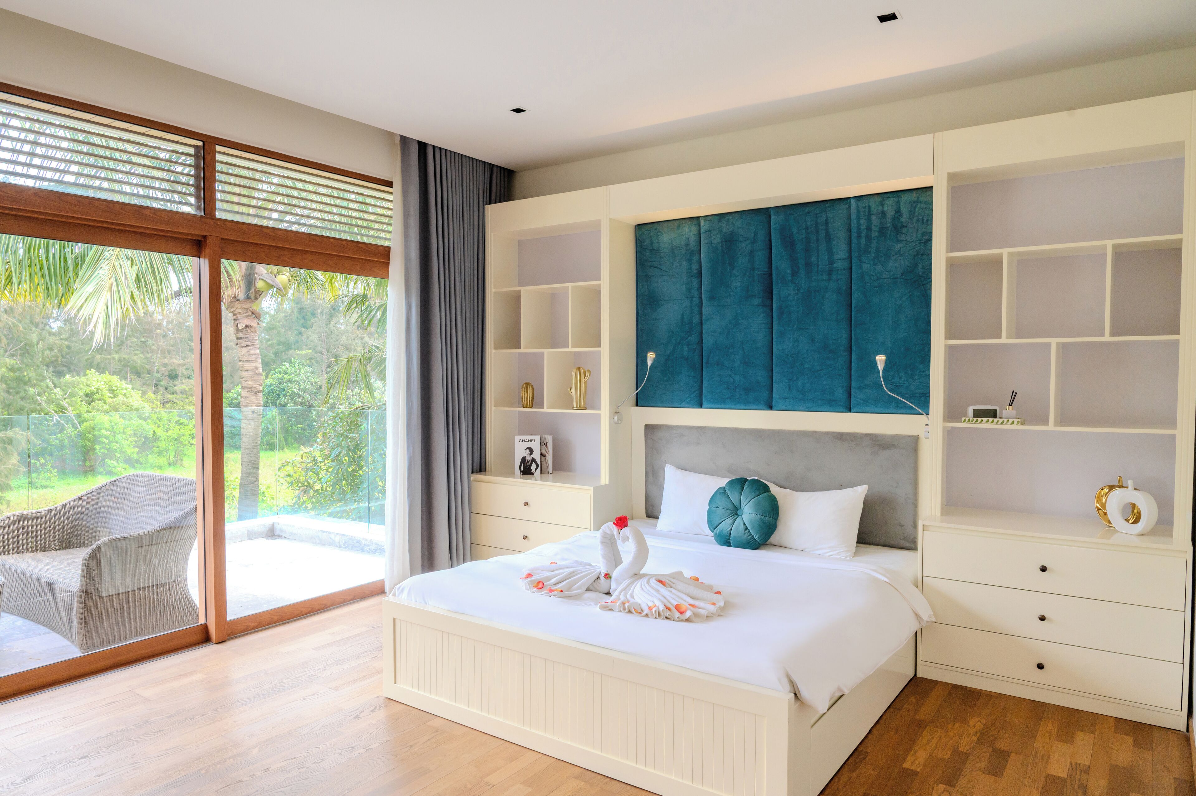 Colchones con pillow-top y caja de seguridad en la habitación 