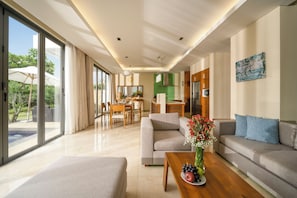 基础别墅, 3 间卧室, 私人游泳池, 花园景观 | 起居区 | 平板电视、玩具