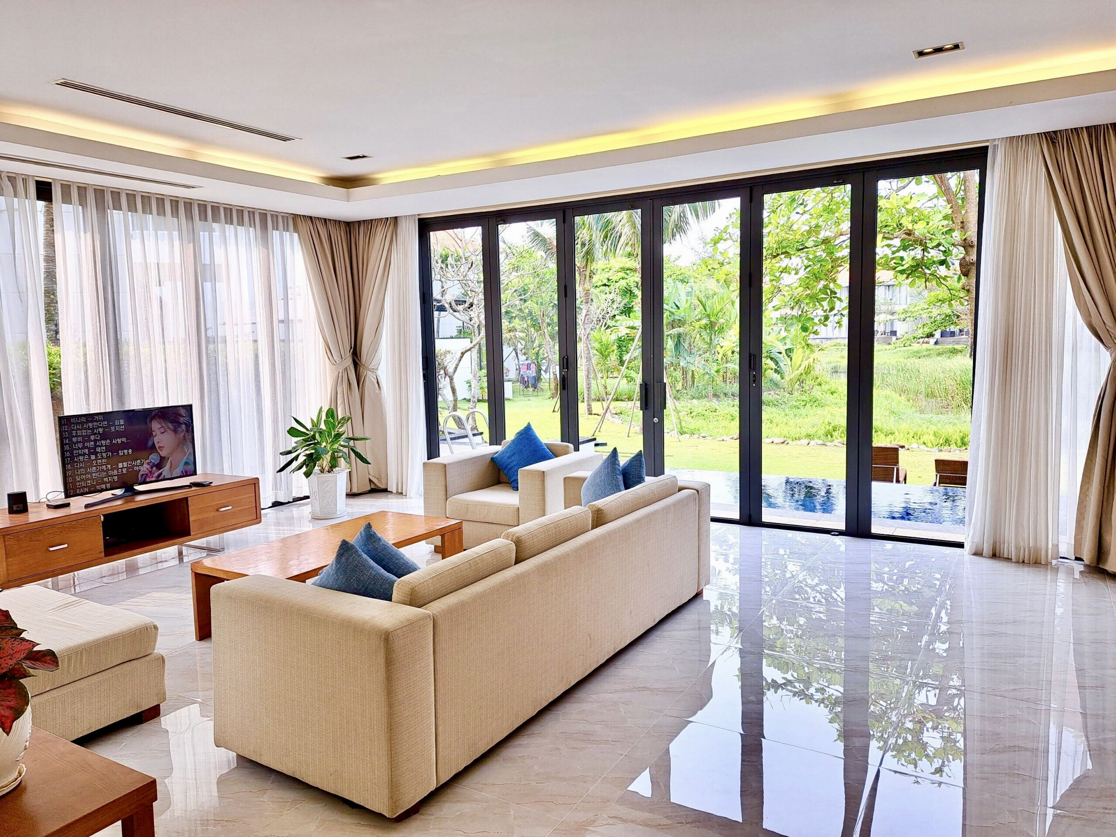 Televisión de pantalla plana, juguetes