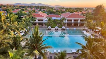 2 piscinas al aire libre, sombrillas, sillones reclinables de piscina