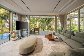 Panorama villa, 4 slaapkamers, privézwembad | Woonruimte | Flatscreentelevisie en speelgoed