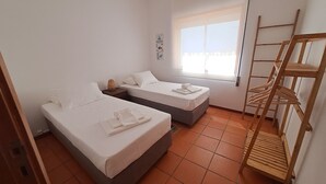 A hotel room with two beds, a window with blinds, a wooden ladder, and a wall decoration. - Árvore Cozy com Jardim (Árvore)