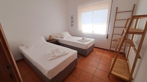 3 habitaciones, tabla de planchar con plancha y cuna de viaje