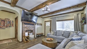Ein Wohnzimmer mit Kamin, einer Sofagarnitur und einem Couchtisch.