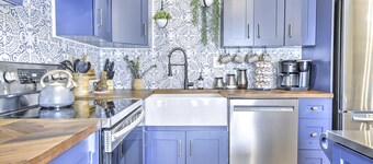 Rosewood Cottage • Walk to Park • Hot Tub • Arcade • Fire Pit • Downtown 3 Min