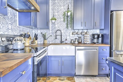 Rosewood Cottage • Walk to Park • Hot Tub • Arcade • Fire Pit • Downtown 3 Min