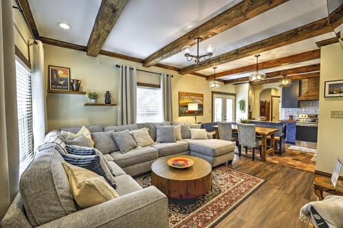 Rosewood Cottage • Walk to Park • Hot Tub • Arcade • Fire Pit • Downtown 3 Min