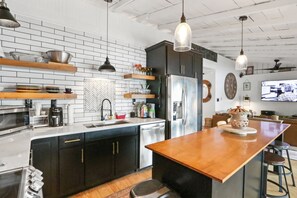 Private kitchen - Downtown Riverfront Cottage  (Knoxville)