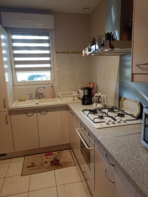 Kjøleskap, mikrobølgeovn, ovn og kokeplater