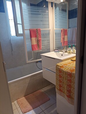 Hair dryer, towels, soap, shampoo - Apt 2 Pièces 60m2 , Cosy, Tout Confort, à 15 mn de la mer et de Montpellier (Mauguio)