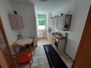 Een koelkast, een microgolfoven, een kookplaat