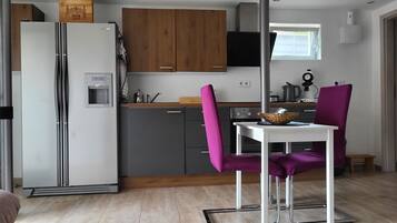 Kühlschrank, Ofen, Herdplatte, Wasserkocher mit Kaffee-/Teezubehör