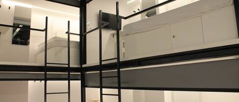 Escritorio, wifi gratis, ropa de cama y acceso para silla de ruedas