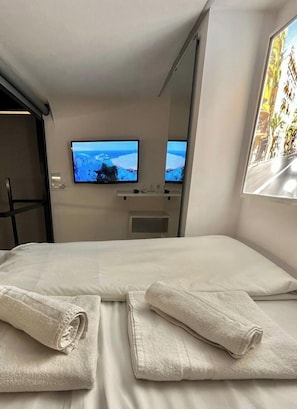 Meja kerja, Wi-Fi gratis, dan seprai linen