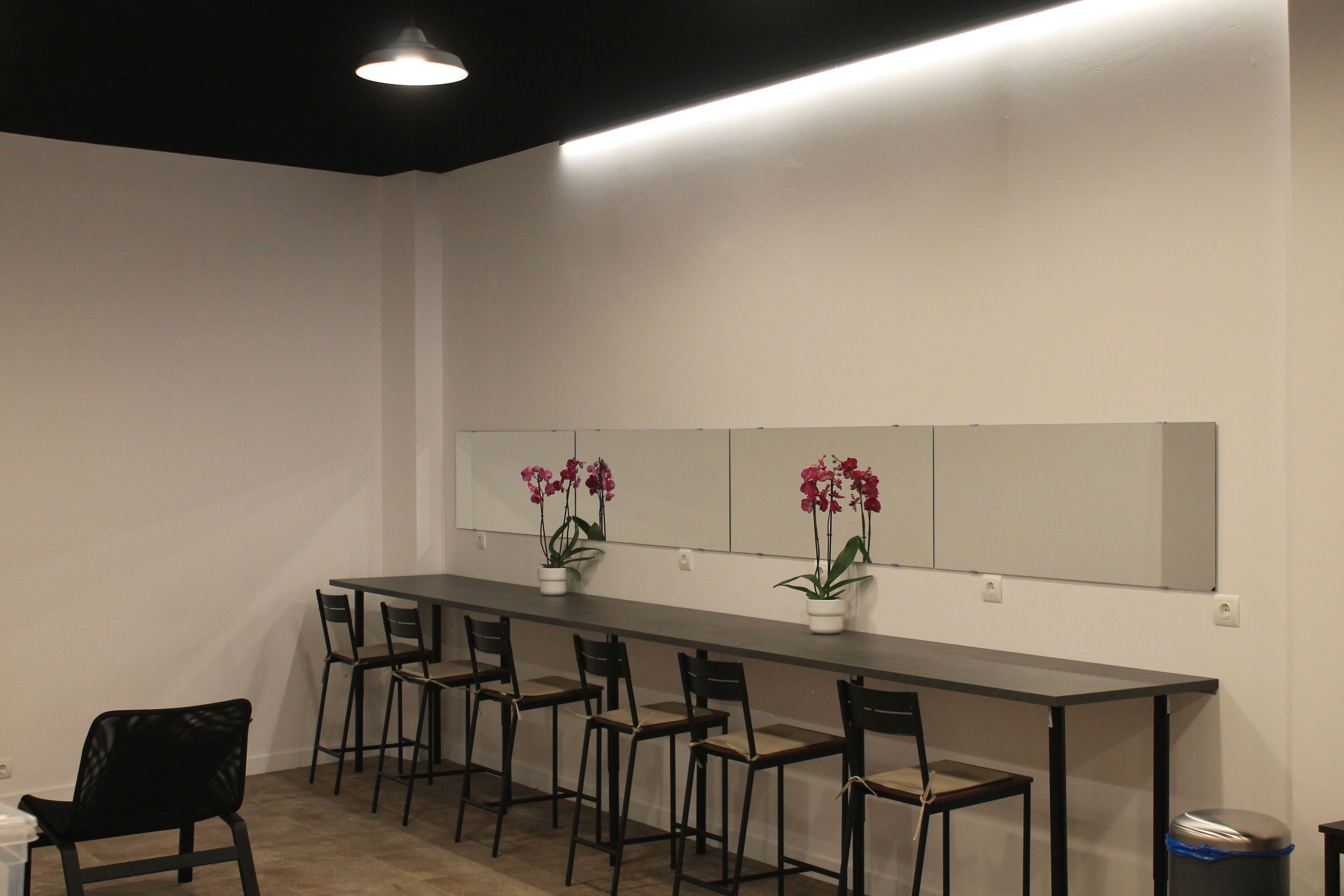 Smart TV 50-cm dengan saluran TV digital, Netflix, dan layanan streaming