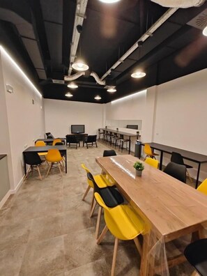 En 50-centimeters smart-TV med digitale kanaler samt Netflix