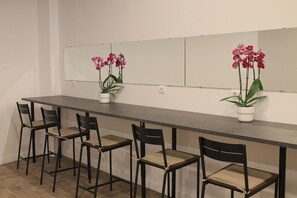 Smart TV 50-cm dengan saluran TV digital, Netflix, dan layanan streaming