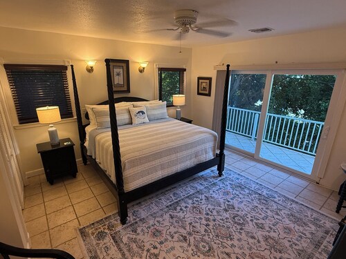 Cruz Bay, Guide Star of Saint John, USVI, Luxury condo, walk to town/ beaches!