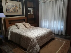 2 makuuhuonetta, silitysrauta/-lauta, ilmainen Wi-Fi, vuodevaatteet