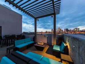 Outdoor dining - Modern Exec Suite | RiNo + Office/Garage (Denver)