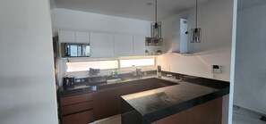 Fridge, microwave, oven, stovetop - Casa San Ramón. Hermosa casa con inmejorable ubicación en el norte de Mérida (Mérida)