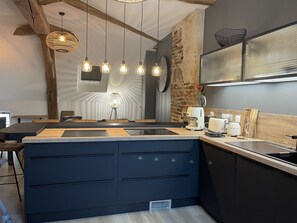 Kühlschrank, Mikrowelle, Ofen, Herdplatte