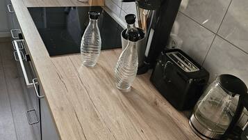 Réfrigérateur, micro-ondes, plaque de cuisson, cafetiÚre/bouilloire