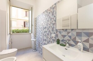 Dusche, Haartrockner, Bidet, Handtücher