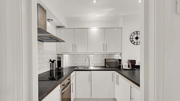 Fridge, microwave, oven, stovetop - Contemporary Oasis in Paddington III (London)