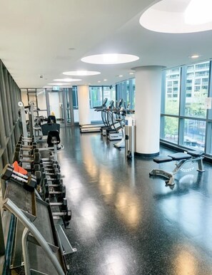Fitness facility - Luxury Waterfront Downtown Condo w/ Pool & Parking (Toronto)