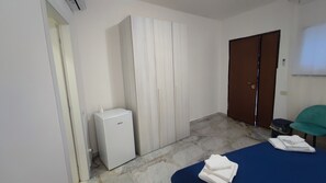 Habitación con 1 cama doble o 2 individuales, 1 cama de matrimonio | Ropa de cama hipoalergénica y minibar (con algunos artículos gratuitos)