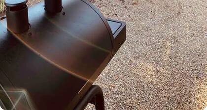 KJ Getaways "Glampsite" Affordable Short/Long Stays! Free On-Site Laundry Mat!