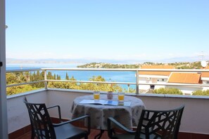 Outdoor dining - Central Gem: Sea-View Hideaway + Parking (Nečujam)