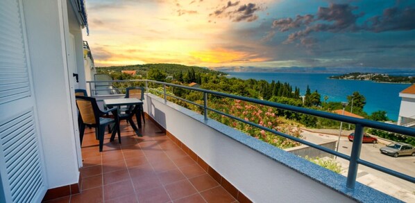 Outdoor dining - Central Gem: Sea-View Hideaway + Parking (Necujam)