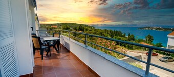 Central Gem: Sea-View Hideaway + Parking