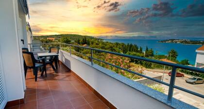 Central Gem: Sea-View Hideaway + Parking