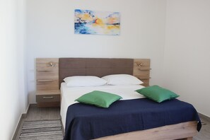 2 bedrooms, desk, free WiFi, bed sheets - Central Gem: Sea-View Hideaway + Parking (Nečujam)