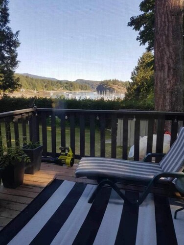 Bayview mobile, brightly renovated , ocean view, close to amenities .