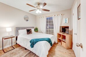 1 bedroom, iron/ironing board, WiFi, bed sheets - Quaint room  w/Queen Bed and Private Bath  (Montgomery)