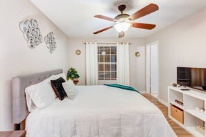 1 bedroom, iron/ironing board, WiFi, bed sheets - Quaint room w/Queen Bed and Private Bath (Montgomery)