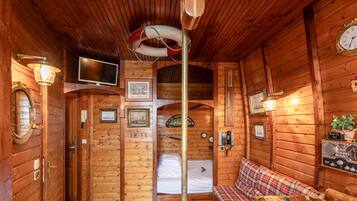 Een strijkplank/strijkijzer, reisbedje, wifi, beddengoed