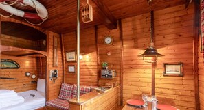 Strykejern/-brett, reiseseng for barn, wi-fi og sengetøy