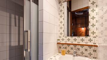 Een douche, een haardroger, handdoeken