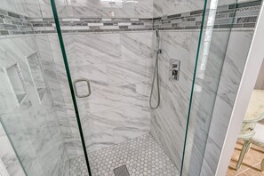 Dusche, Haartrockner, Handtücher, Seife