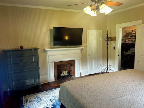 The Morgan House | Historic Downtown Suite with Hot Tub