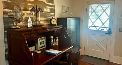 Historic downtown apartment A 1892 with hot tub
