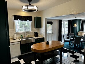 Fridge, microwave, oven, stovetop - Private apt historic downtown yr. 1892 (Ocala)