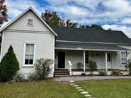 Private apt with hot tub-historic downtown yr. 1892
